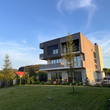 ברובו Papa Apartments מראה חיצוני תמונה