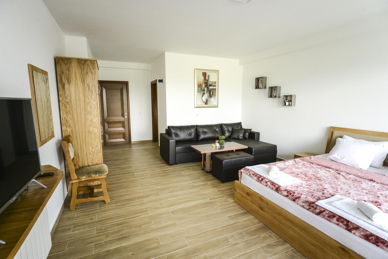 ברובו Papa Apartments מראה חיצוני תמונה