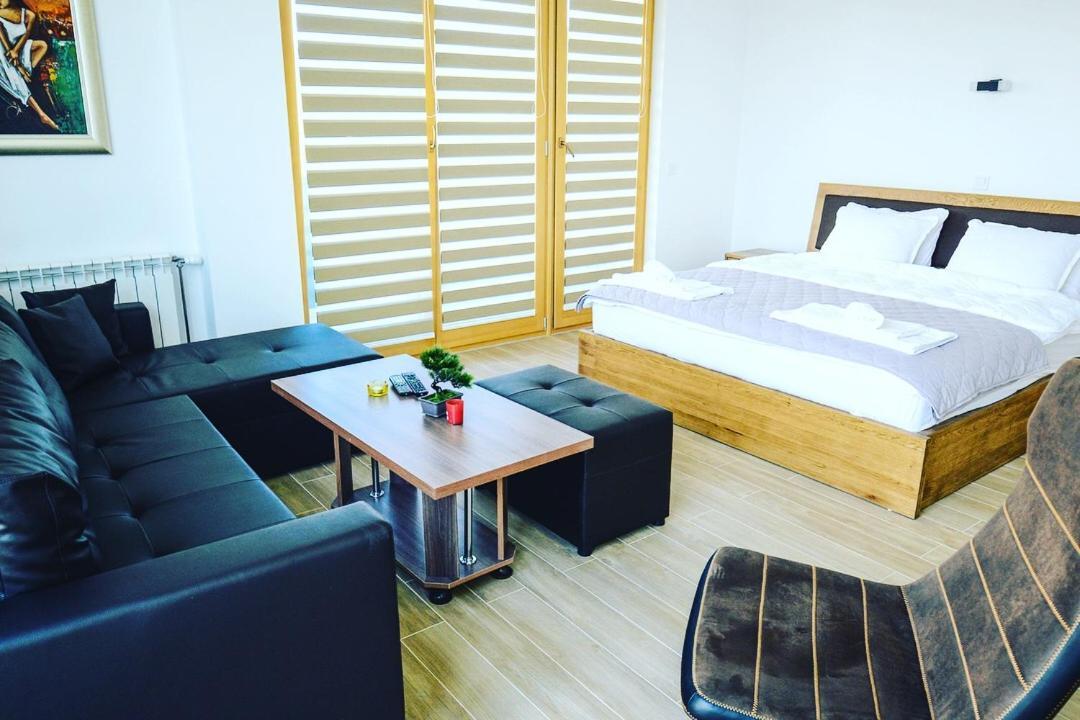 ברובו Papa Apartments מראה חיצוני תמונה