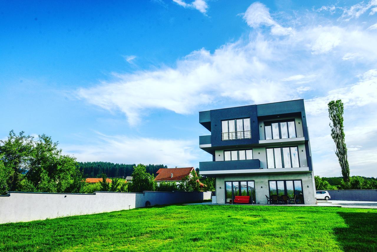 ברובו Papa Apartments מראה חיצוני תמונה